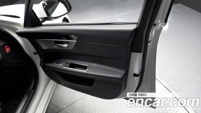 JAGUAR XF (X260) 25t 프레스티지 2018 - photo 14 - Import Corée du Sud | International Cars