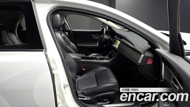 JAGUAR XF (X260) 25t 프레스티지 2018 - photo 17 - Import Corée du Sud | International Cars