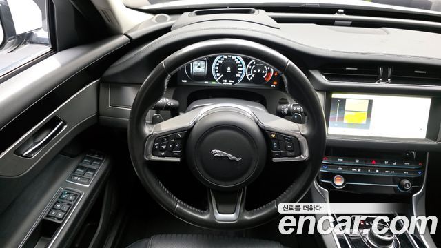 JAGUAR XF (X260) 25t 프레스티지 2018 - photo 19 - Import Corée du Sud | International Cars