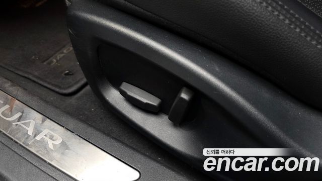 JAGUAR XF (X260) 25t 프레스티지 2018 - photo 33 - Import Corée du Sud | International Cars