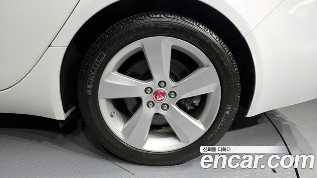 JAGUAR XF (X260) 25t 프레스티지 2018 - photo 7 - Import Corée du Sud | International Cars