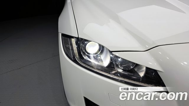 JAGUAR XF (X260) 25t 프레스티지 2018 - photo 8 - Import Corée du Sud | International Cars