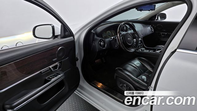 JAGUAR All New XJ 3.0D Premium Luxury LWB 2016 - photo 10 - Import Corée du Sud | International Cars
