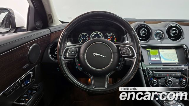 JAGUAR All New XJ 3.0D Premium Luxury LWB 2016 - photo 12 - Import Corée du Sud | International Cars
