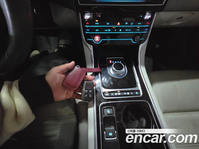 JAGUAR XE 20d 프레스티지 2016 - photo 11 - Import Corée du Sud | International Cars