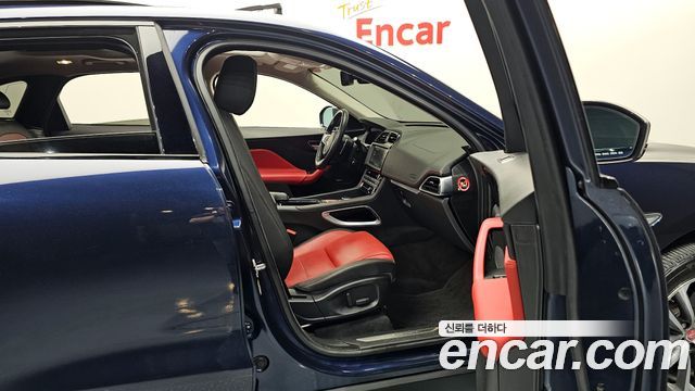 JAGUAR F-PACE 20d R-Sport 2018 - photo 16 - Import Corée du Sud | International Cars