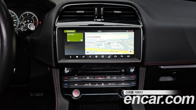 JAGUAR F-PACE 20d R-Sport 2018 - photo 20 - Import Corée du Sud | International Cars