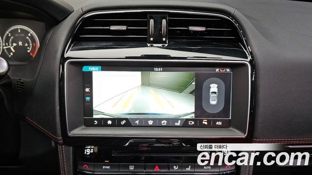 JAGUAR F-PACE 20d R-Sport 2018 - photo 21 - Import Corée du Sud | International Cars