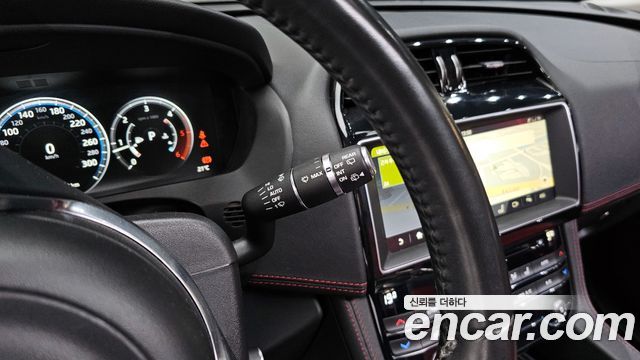 JAGUAR F-PACE 20d R-Sport 2018 - photo 28 - Import Corée du Sud | International Cars