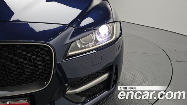 JAGUAR F-PACE 20d R-Sport 2018 - photo 8 - Import Corée du Sud | International Cars