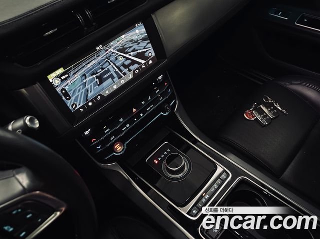 JAGUAR XF (X260) 20d 프레스티지 2018 - photo 16 - Import Corée du Sud | International Cars