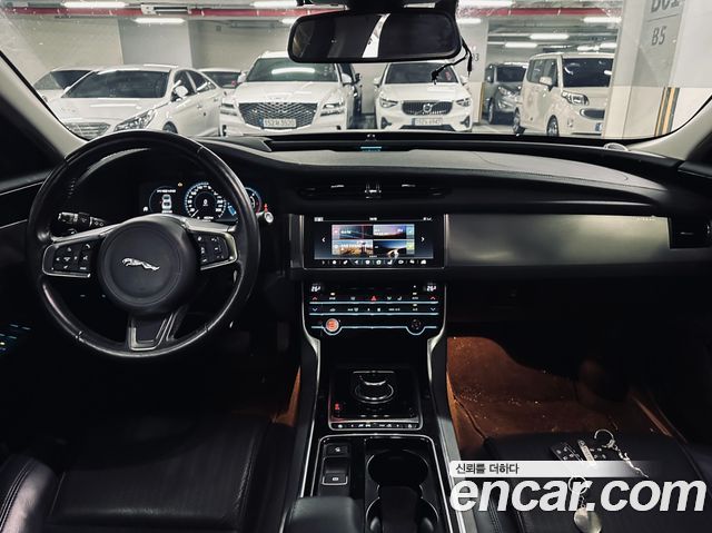 JAGUAR XF (X260) 20d 프레스티지 2018 - photo 8 - Import Corée du Sud | International Cars
