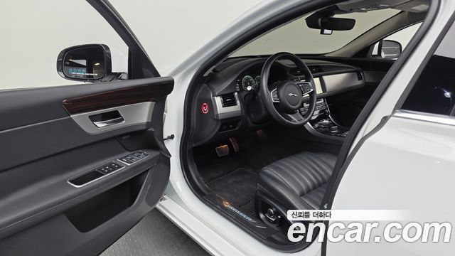 JAGUAR XF (X260) 20d 포트폴리오 2019 - photo 13 - Import Corée du Sud | International Cars