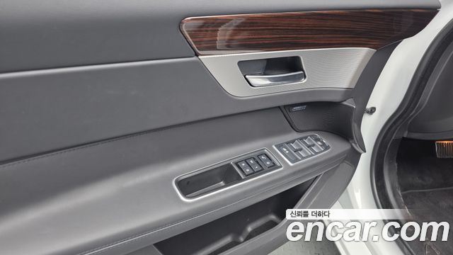 JAGUAR XF (X260) 20d 포트폴리오 2019 - photo 14 - Import Corée du Sud | International Cars