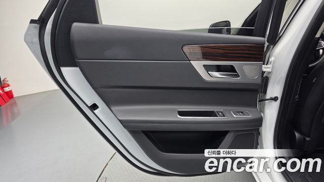 JAGUAR XF (X260) 20d 포트폴리오 2019 - photo 15 - Import Corée du Sud | International Cars
