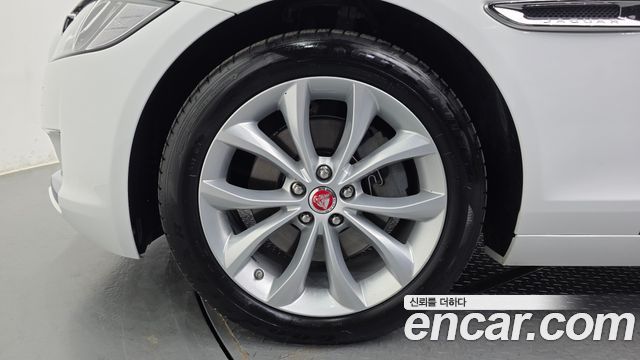 JAGUAR XF (X260) 20d 포트폴리오 2019 - photo 5 - Import Corée du Sud | International Cars