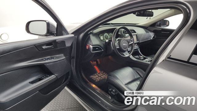JAGUAR XE 20d RSport 2018 - photo 13 - Import Corée du Sud | International Cars