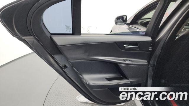 JAGUAR XE 20d RSport 2018 - photo 15 - Import Corée du Sud | International Cars