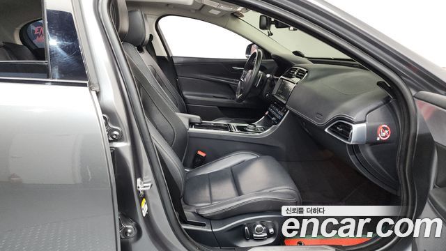 JAGUAR XE 20d RSport 2018 - photo 16 - Import Corée du Sud | International Cars