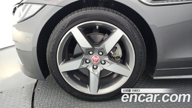 JAGUAR XE 20d RSport 2018 - photo 5 - Import Corée du Sud | International Cars