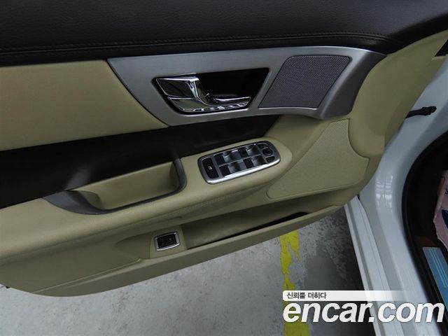 JAGUAR New XF 2.0 Luxury 2014 - photo 13 - Import Corée du Sud | International Cars
