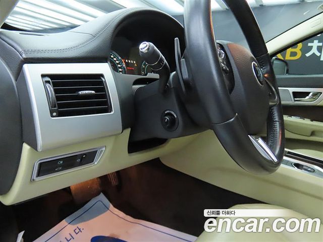 JAGUAR New XF 2.0 Luxury 2014 - photo 14 - Import Corée du Sud | International Cars