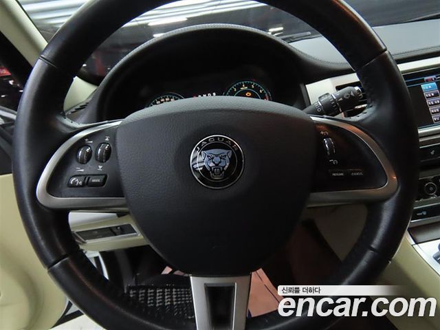JAGUAR New XF 2.0 Luxury 2014 - photo 8 - Import Corée du Sud | International Cars