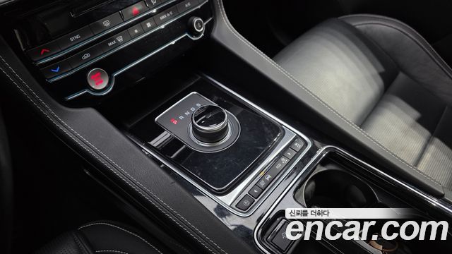 JAGUAR F-PACE 20d 체커 플래그 Edition 2020 - photo 12 - Import Corée du Sud | International Cars
