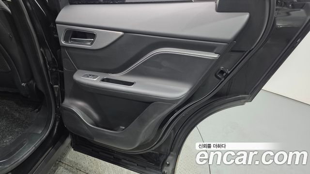 JAGUAR F-PACE 20d 체커 플래그 Edition 2020 - photo 15 - Import Corée du Sud | International Cars