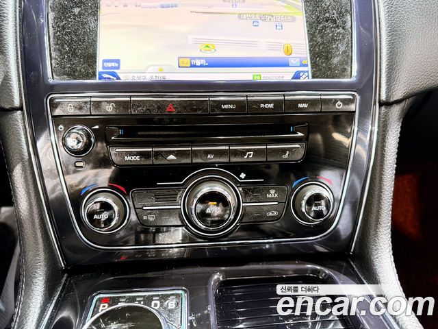 JAGUAR All New XJ 2.0 Luxury LWB 2013 - photo 8 - Import Corée du Sud | International Cars