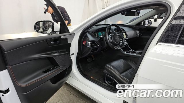 JAGUAR XE 20d 프레스티지 2018 - photo 13 - Import Corée du Sud | International Cars