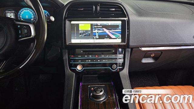 JAGUAR F-PACE 20d 포트폴리오 2018 - photo 13 - Import Corée du Sud | International Cars