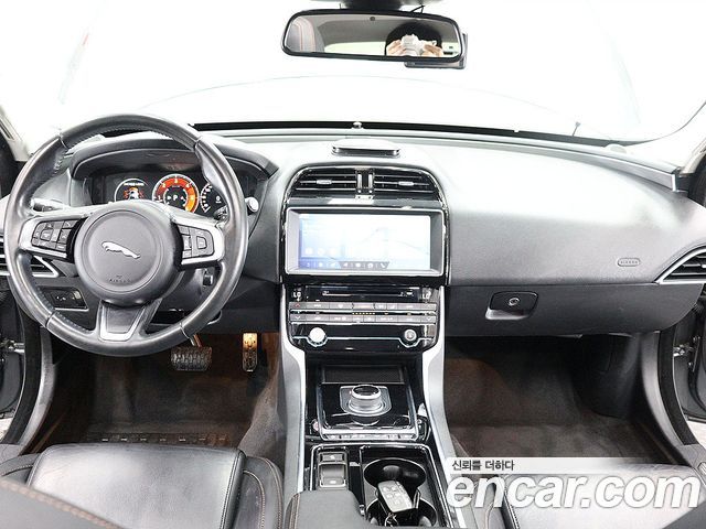 JAGUAR XE 20d 프레스티지 AWD 2018 - photo 16 - Import Corée du Sud | International Cars