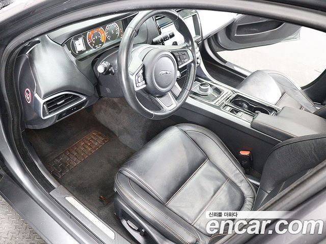 JAGUAR XE 20d 프레스티지 AWD 2018 - photo 19 - Import Corée du Sud | International Cars