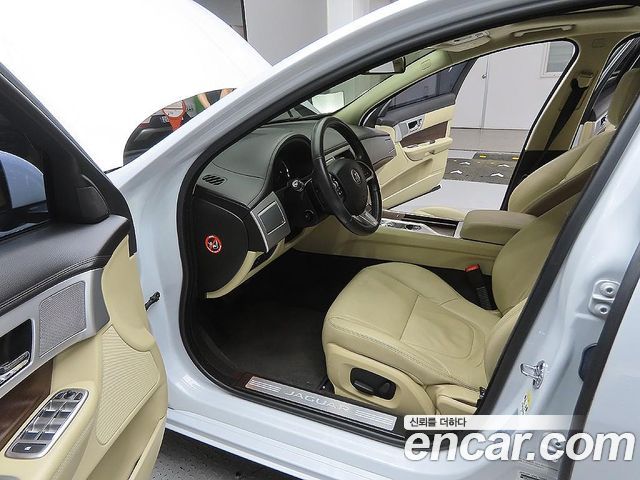 JAGUAR New XF 3.0D Luxury 2015 - photo 13 - Import Corée du Sud | International Cars