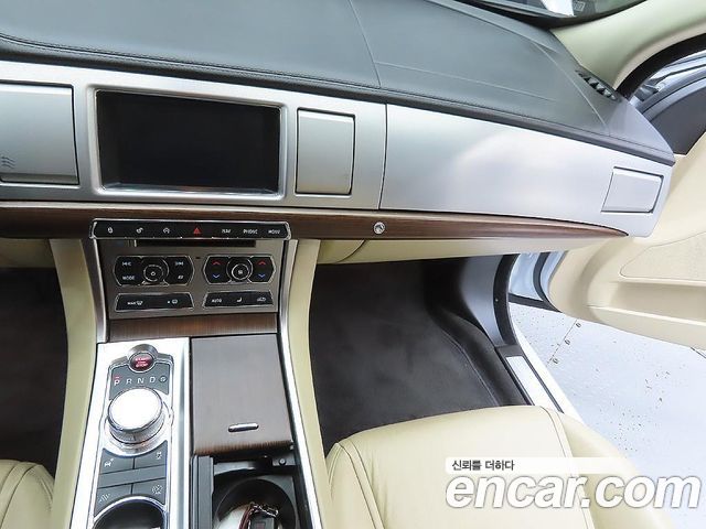 JAGUAR New XF 3.0D Luxury 2015 - photo 14 - Import Corée du Sud | International Cars