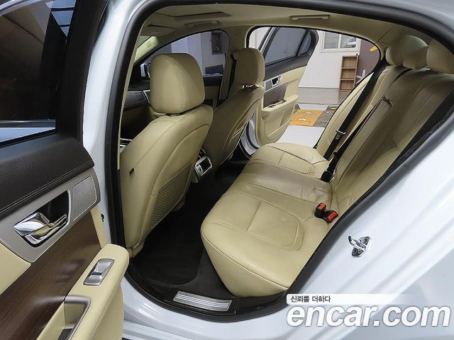 JAGUAR New XF 3.0D Luxury 2015 - photo 8 - Import Corée du Sud | International Cars