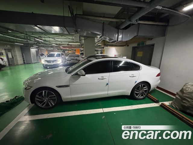 JAGUAR XF (X260) 20d 포트폴리오 2017 - photo 2 - Import Corée du Sud | International Cars