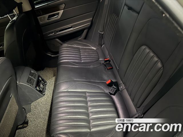 JAGUAR XF (X260) 20d 포트폴리오 2017 - photo 5 - Import Corée du Sud | International Cars
