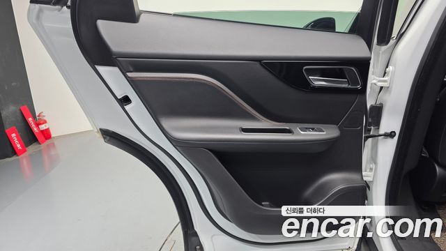 JAGUAR F-PACE 20d 프레스티지 2018 - photo 15 - Import Corée du Sud | International Cars