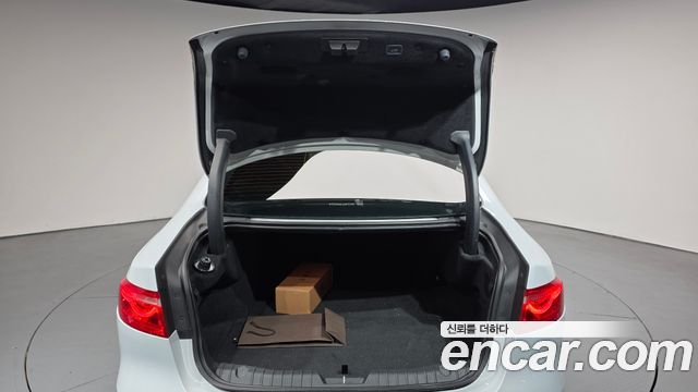 JAGUAR XF (X260) 20d 체커드 플래그 Edition 2020 - photo 25 - Import Corée du Sud | International Cars