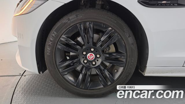 JAGUAR XF (X260) 20d 체커드 플래그 Edition 2020 - photo 4 - Import Corée du Sud | International Cars