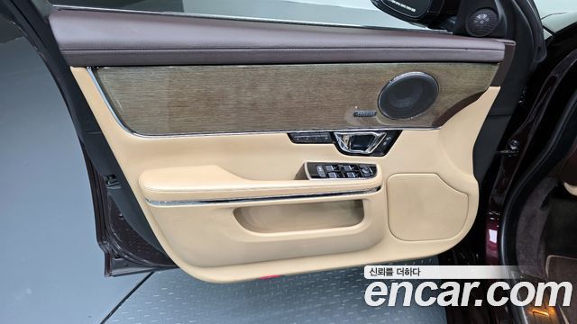 JAGUAR All New XJ 3.0D Premium Luxury SWB 2018 - photo 14 - Import Corée du Sud | International Cars