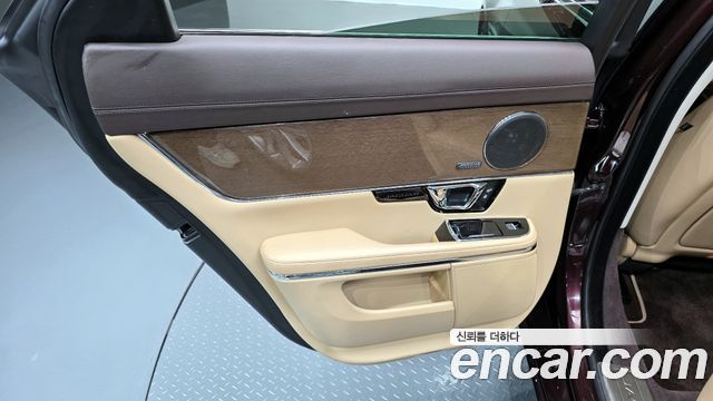 JAGUAR All New XJ 3.0D Premium Luxury SWB 2018 - photo 15 - Import Corée du Sud | International Cars
