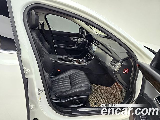 JAGUAR XF (X260) 20d 포트폴리오 2017 - photo 10 - Import Corée du Sud | International Cars