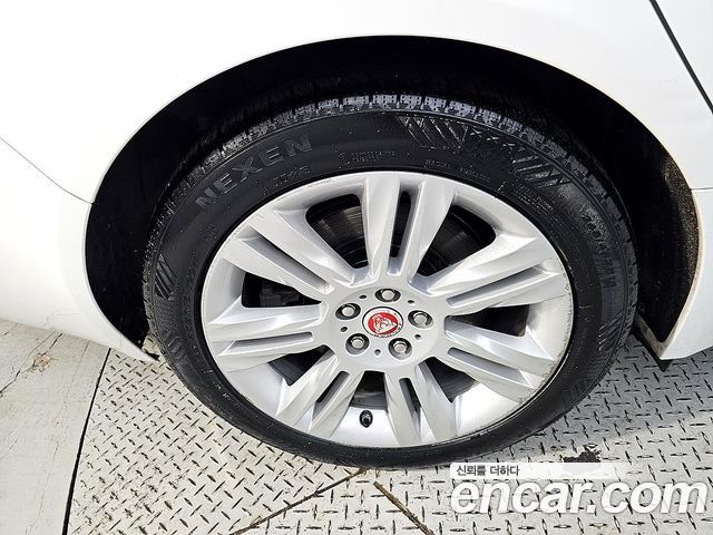 JAGUAR XF (X260) 20d 포트폴리오 2017 - photo 19 - Import Corée du Sud | International Cars
