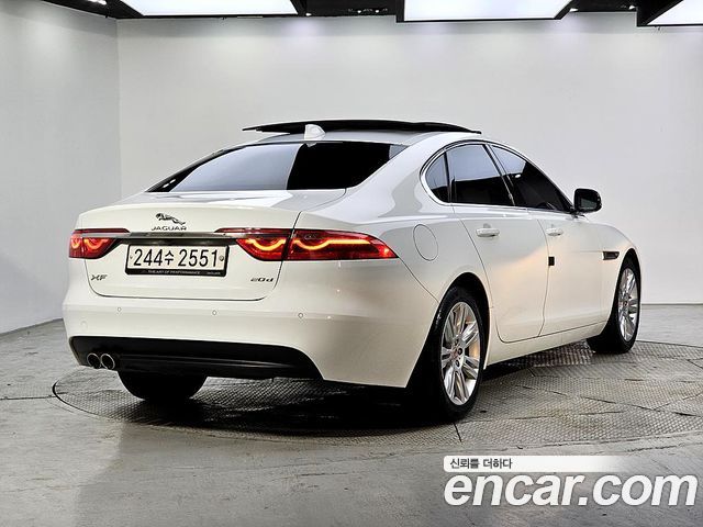 JAGUAR XF (X260) 20d 포트폴리오 2017 - photo 4 - Import Corée du Sud | International Cars