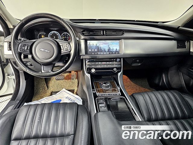 JAGUAR XF (X260) 20d 포트폴리오 2017 - photo 5 - Import Corée du Sud | International Cars