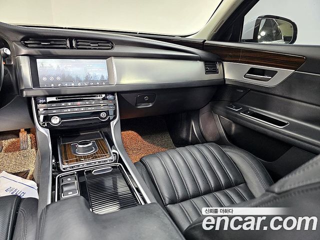 JAGUAR XF (X260) 20d 포트폴리오 2017 - photo 9 - Import Corée du Sud | International Cars