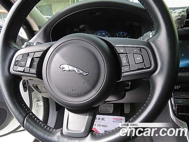 JAGUAR XF (X260) 25t 프레스티지 2017 - photo 12 - Import Corée du Sud | International Cars